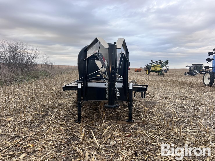 2015-titan-trailer-image-2