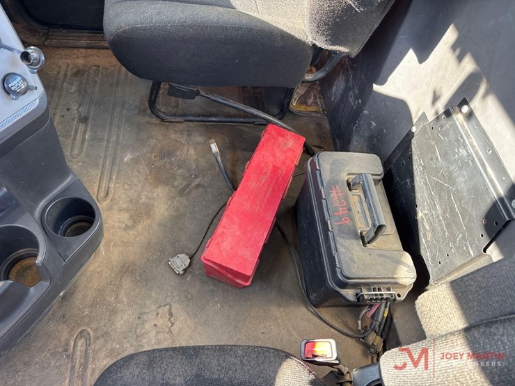 2084-freightliner-cascadiaday-cab-truck-tractor-image-22