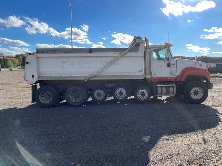 #1105-•-2005-international-5500i-6x4-dump-truck-(has-mn-title)-image-6