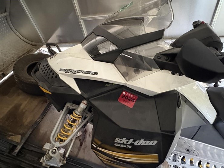 2--skidoo-snowmobiles-&-karavan-atomic-13-trailer-image-13