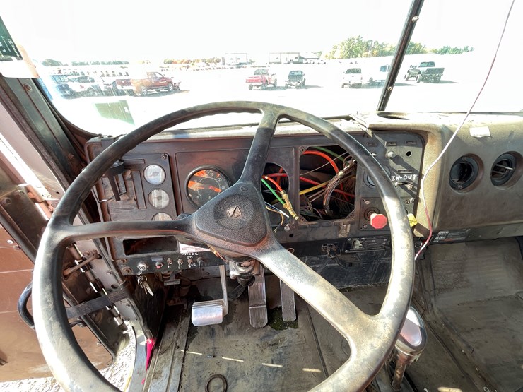 #1104-•-1989-international-truck-tractor-**should-be-trailered**-(has-mn-title)-image-23