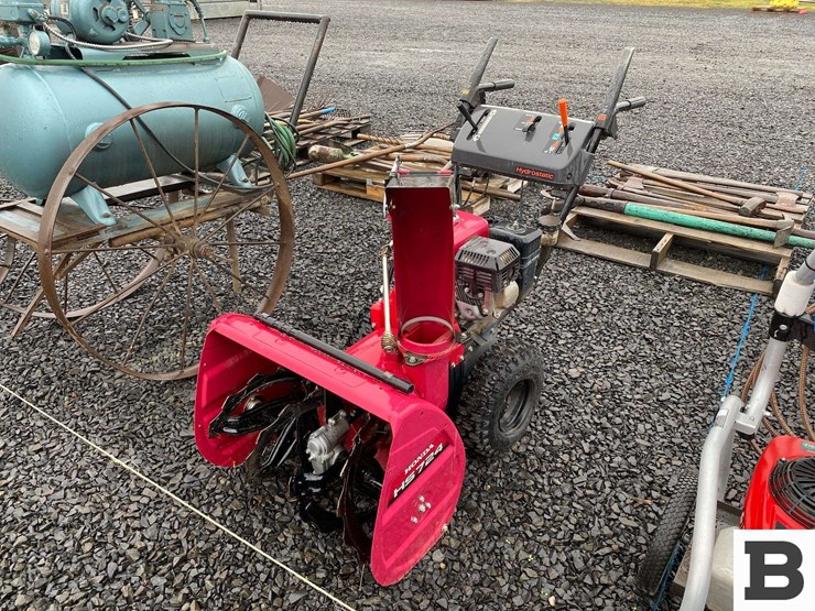 honda-hs724-walk-behind-snowblower-image-2