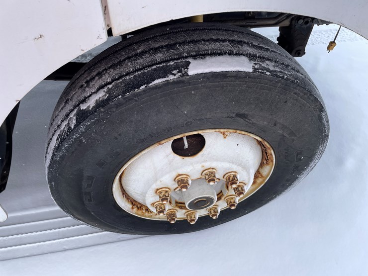 #1161-•-1996-volvo-truck-tractor-(has-mn-title)-image-12