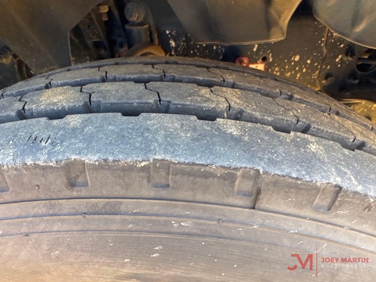 2014-freightliner-cascadia-evolution-day-cab-truck-tractor-image-13