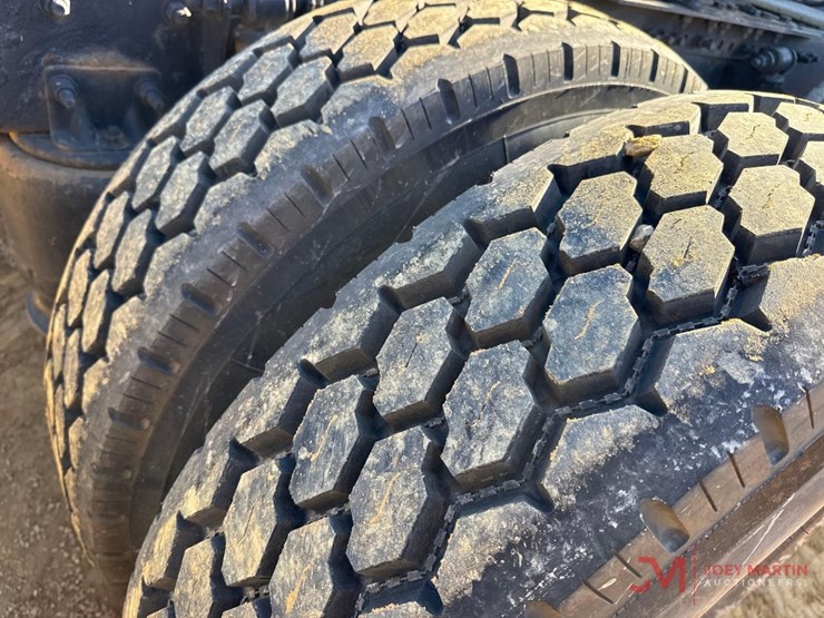 2084-freightliner-cascadiaday-cab-truck-tractor-image-15