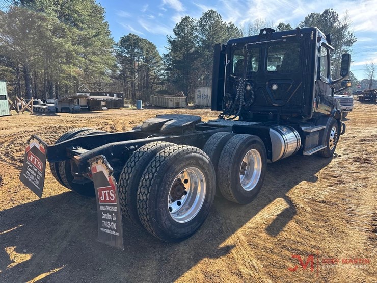 2084-freightliner-cascadiaday-cab-truck-tractor-image-2