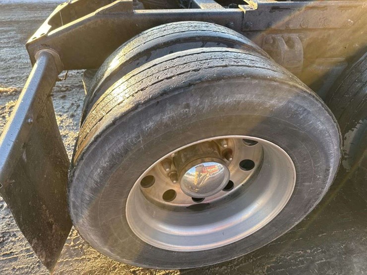 2001-peterbilt-379-image-18