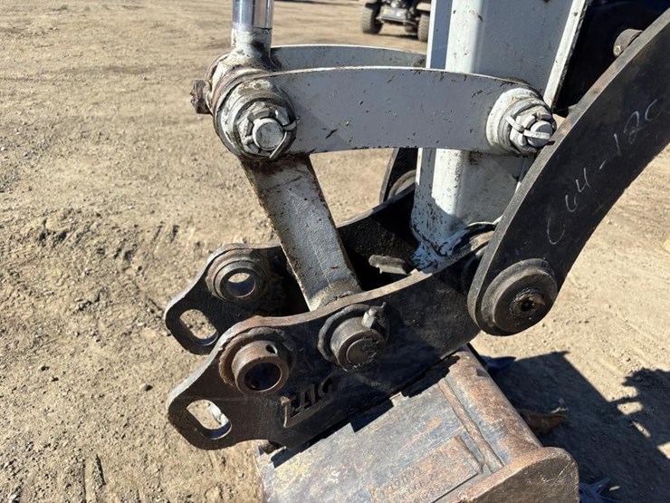 takeuchi-tb240-image-14