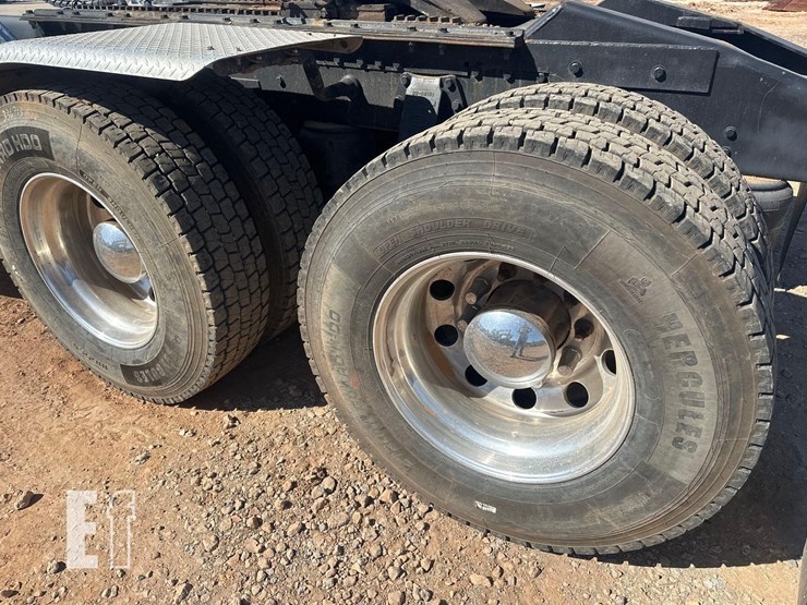 2012-peterbilt-367-image-17