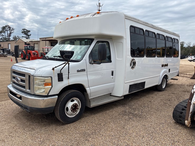2013-ford-e450-image-1
