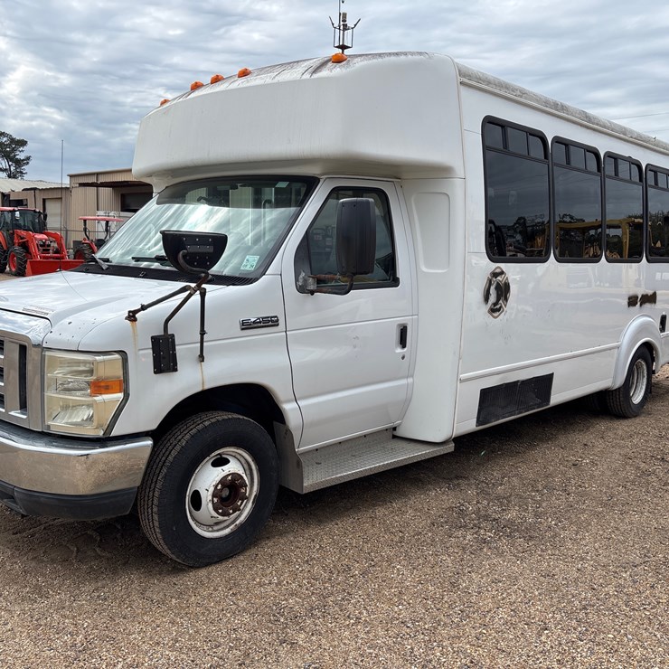 2013 FORD E450