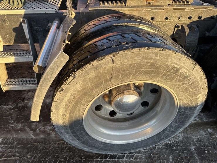 2001-peterbilt-379-image-13