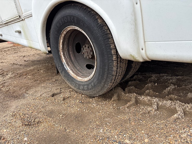 2013-ford-e450-image-6