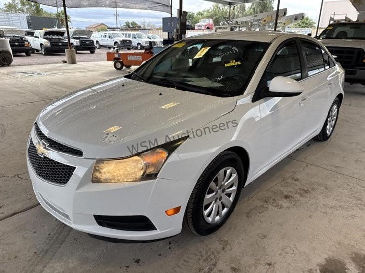 2011-chevrolet-cruze-lt-sdn-image-4