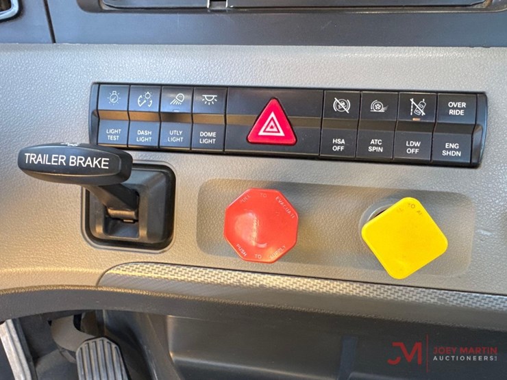 2084-freightliner-cascadiaday-cab-truck-tractor-image-28