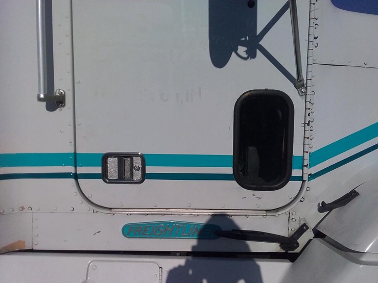 1996-freightliner-fld120-image-33