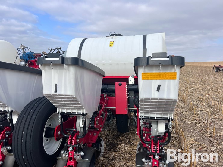 2018-white-9200-12r30”-front-fold-planter-image-19