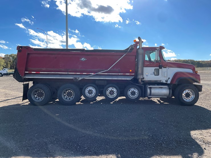 #1110-•-2002-international-5500i-6x4-dump-truck-(has-mn-title)-image-6