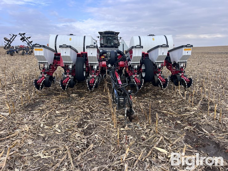 2018-white-9200-12r30”-front-fold-planter-image-2