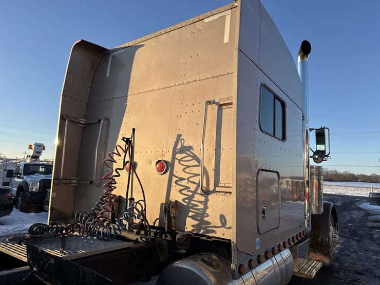 2001-peterbilt-379-image-22