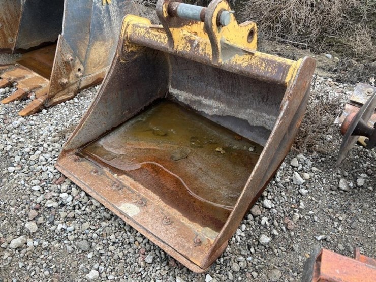 35"-muck-bucket-image-4