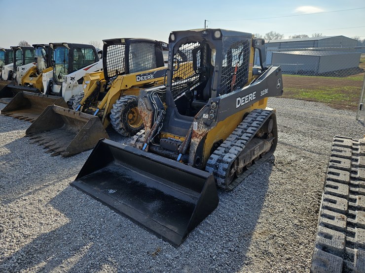 deere-323e-image-22