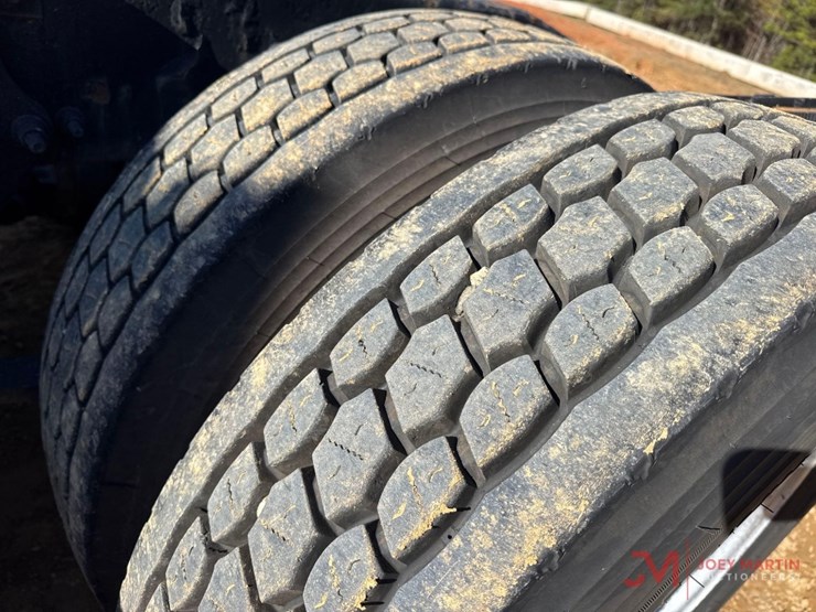 2084-freightliner-cascadiaday-cab-truck-tractor-image-13