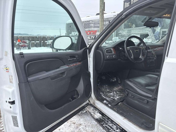 2013-chevrolet-tahoe-image-12