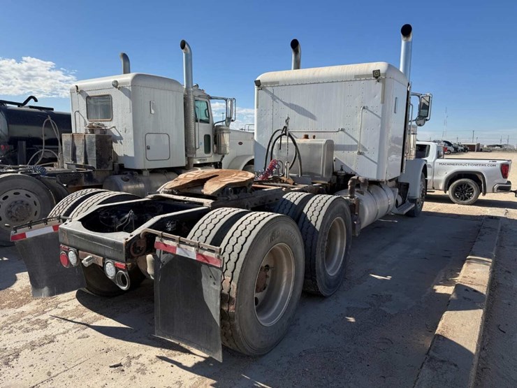 2016-peterbilt-389-image-2