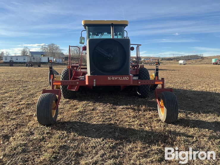 new-holland-320-image-6