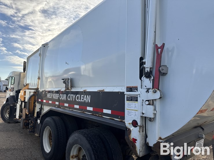 2015-peterbilt-320-image-7