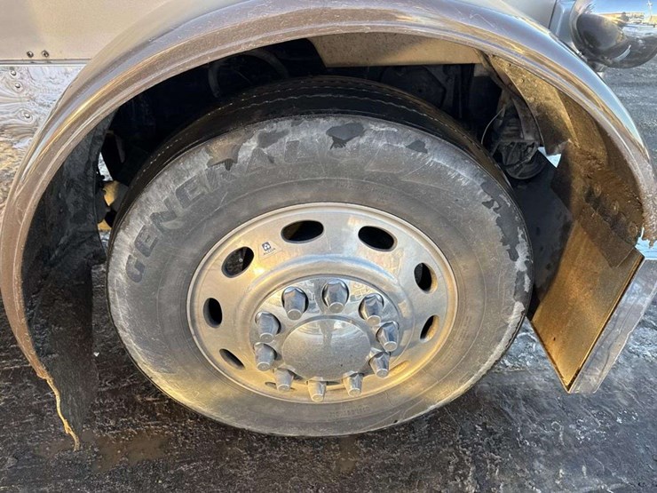 2001-peterbilt-379-image-25