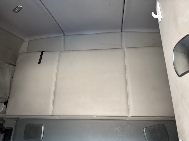 2016-kenworth-t680-image-23