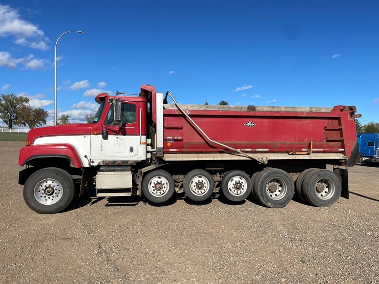 #1110-•-2002-international-5500i-6x4-dump-truck-(has-mn-title)-image-2