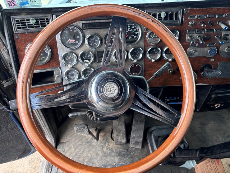 1990-peterbilt-379-image-13