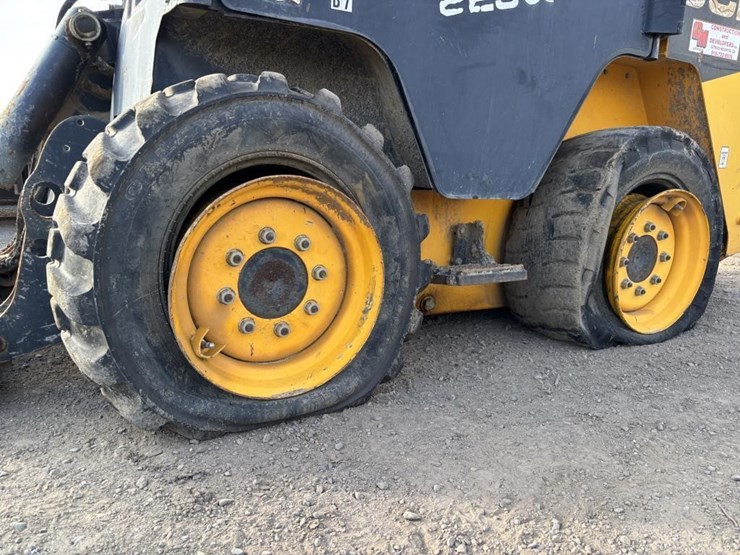 2012-jcb-225-image-13