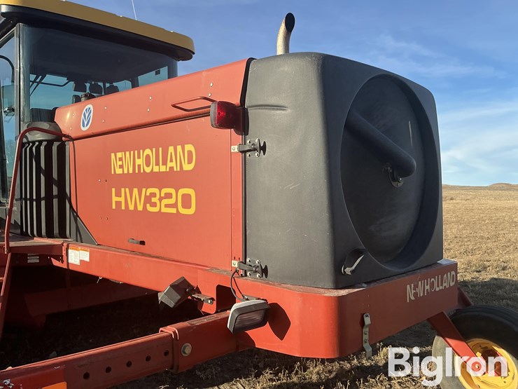 new-holland-320-image-9