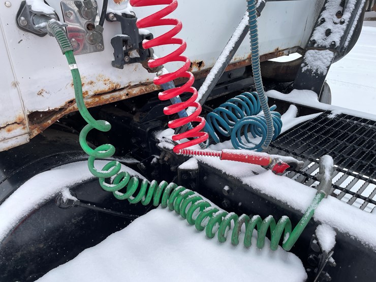 #1161-•-1996-volvo-truck-tractor-(has-mn-title)-image-16