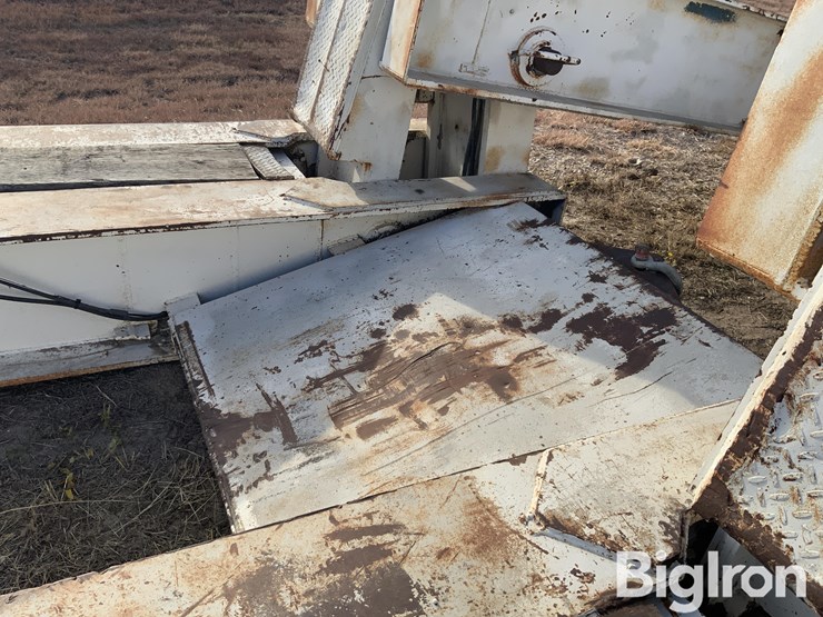 1976-holt-hlf-70-quad/a-folding-neck-trailer-image-19