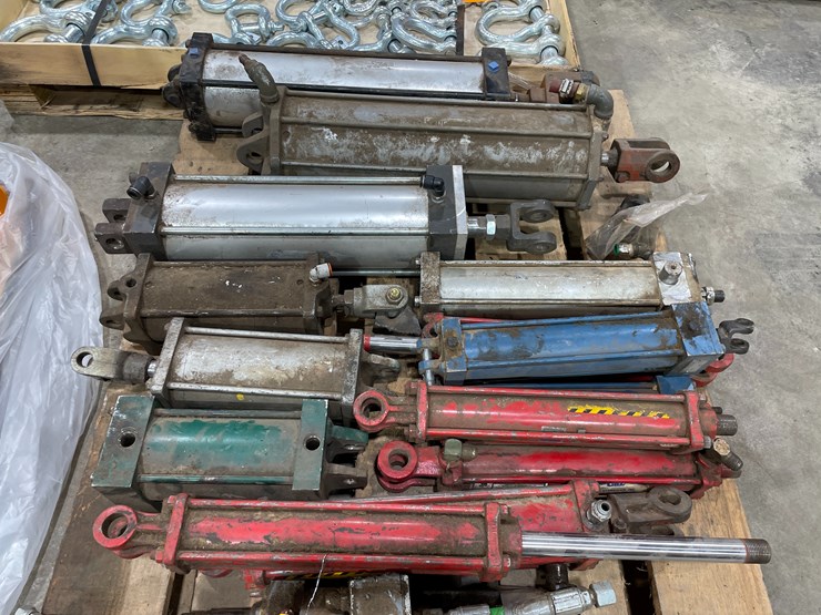 #7897-•-pallet-of-various-hydraulic-rams-image-1