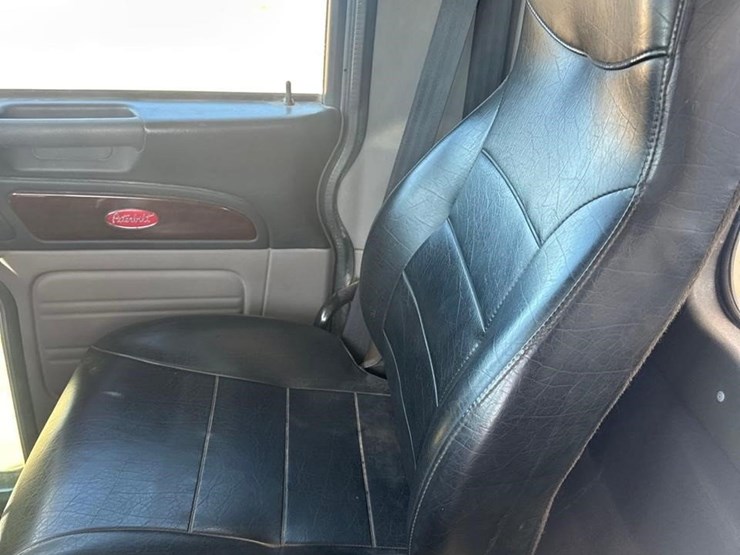 2012-peterbilt-367-image-34