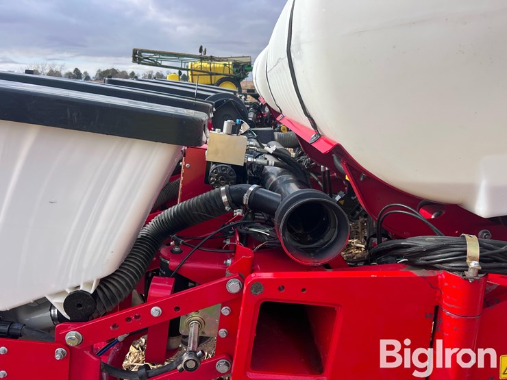 2018-white-9200-12r30”-front-fold-planter-image-15