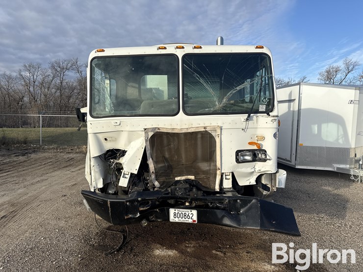 2015-peterbilt-320-image-2