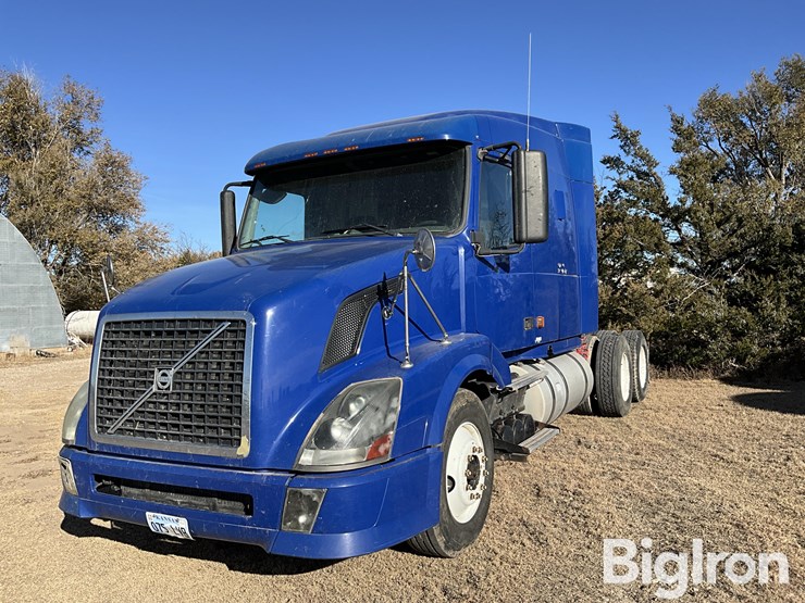 2006-volvo-vnl-sleeper-t/a-truck-tractor-image-1