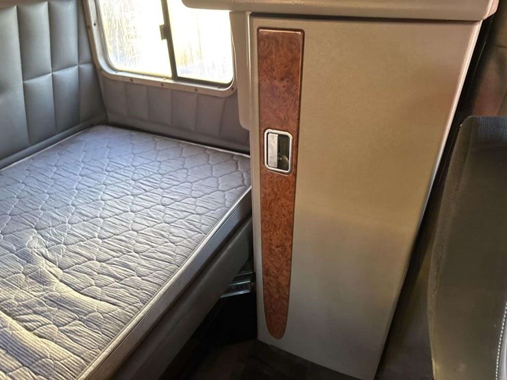 2001-peterbilt-379-image-35