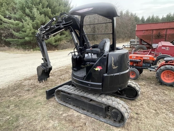 komatsu-28uu-2-mini-excavator-image-2