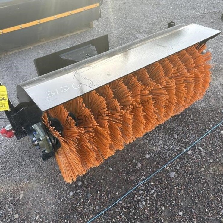 2025 GIYI QSJ SWEEPER FOR STAND UP SKID STEER