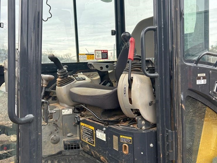 2029-deere-60g-image-26