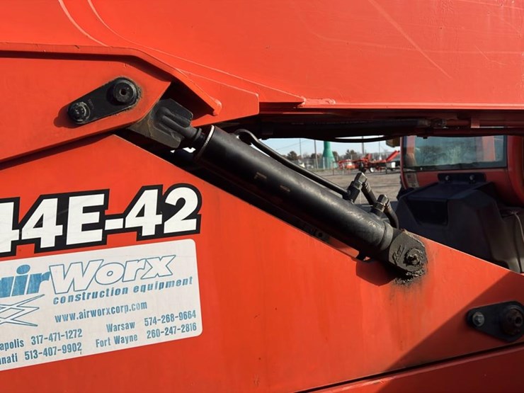 2005-lull-644e-42-image-28