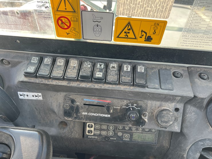 takeuchi-tb260-image-19